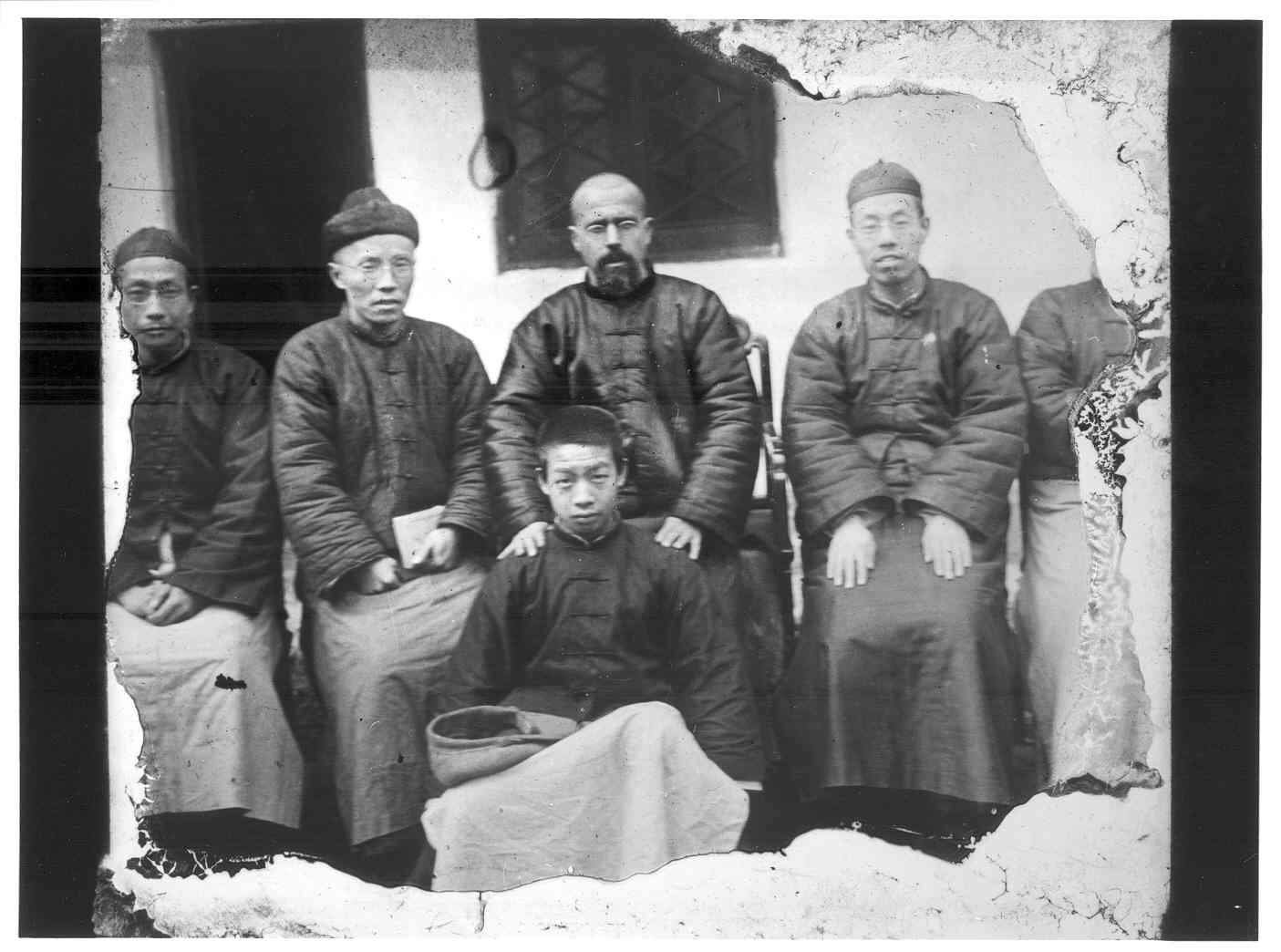 Gruppo di monaci seduti (diapositiva) di Anonimo (XX)