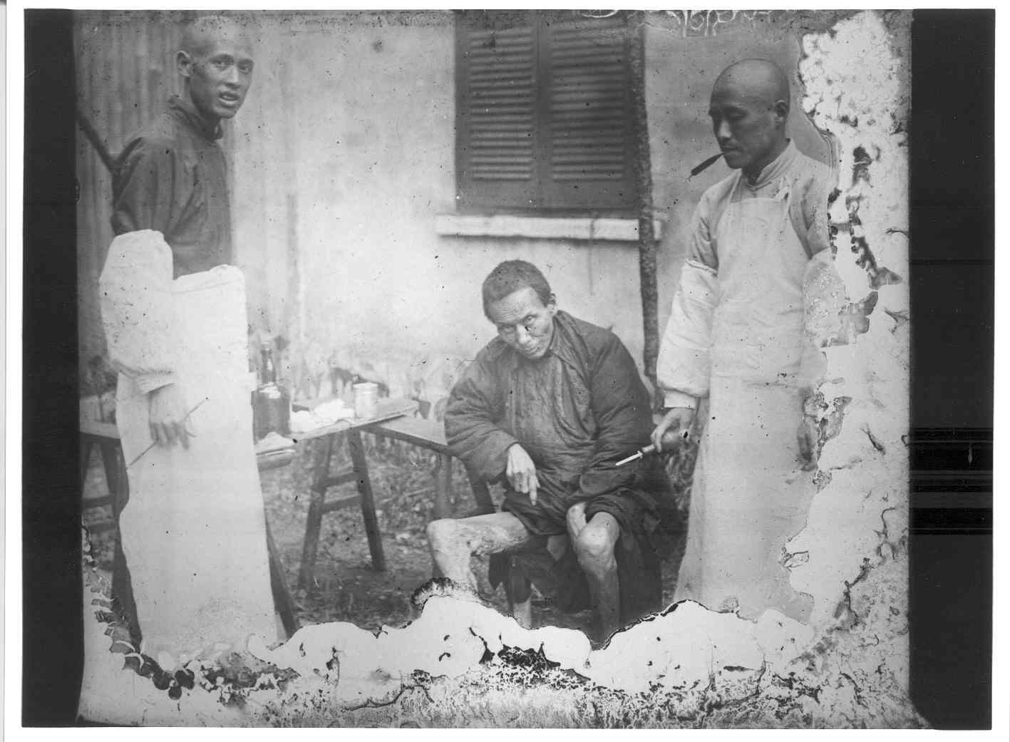 Medici che curano un ammalato (diapositiva) di Anonimo (XX)