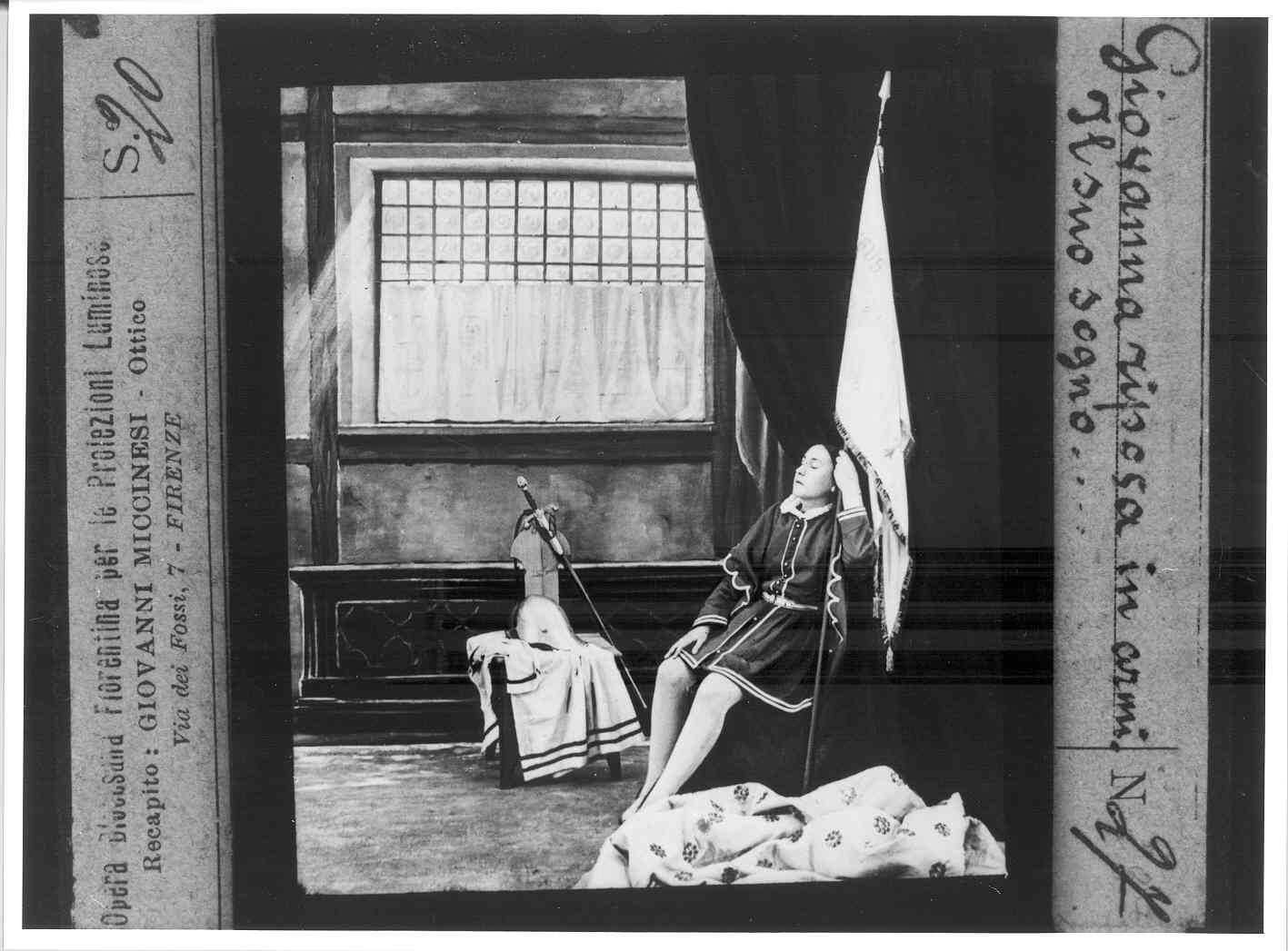 Giovanna d'Arco seduta con gli occhi chiusi (diapositiva) di Anonimo (XX)