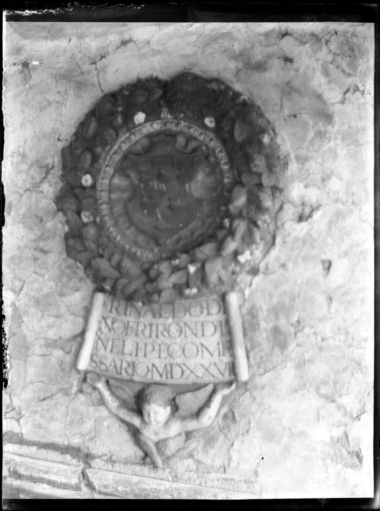 Barga - Loggia del Podestà - Stemmi (negativo) di Anonimo (XIX/ XX)