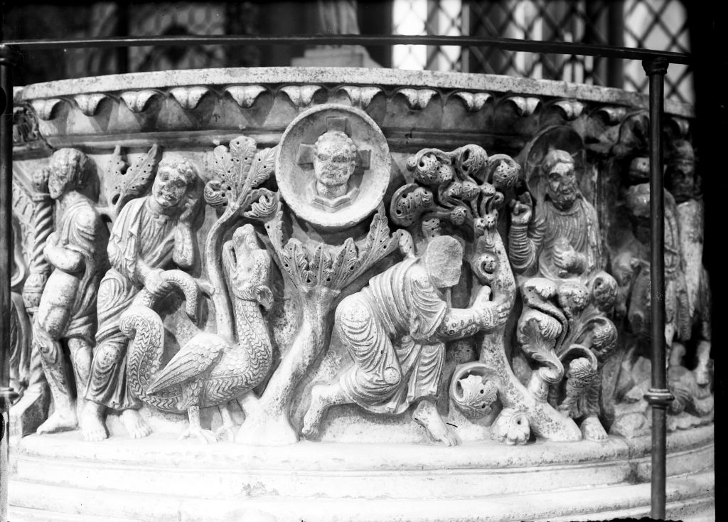 Lucca - Chiesa di S. Frediano - Fonte battesimale (negativo) di Anonimo (XIX/ XX)