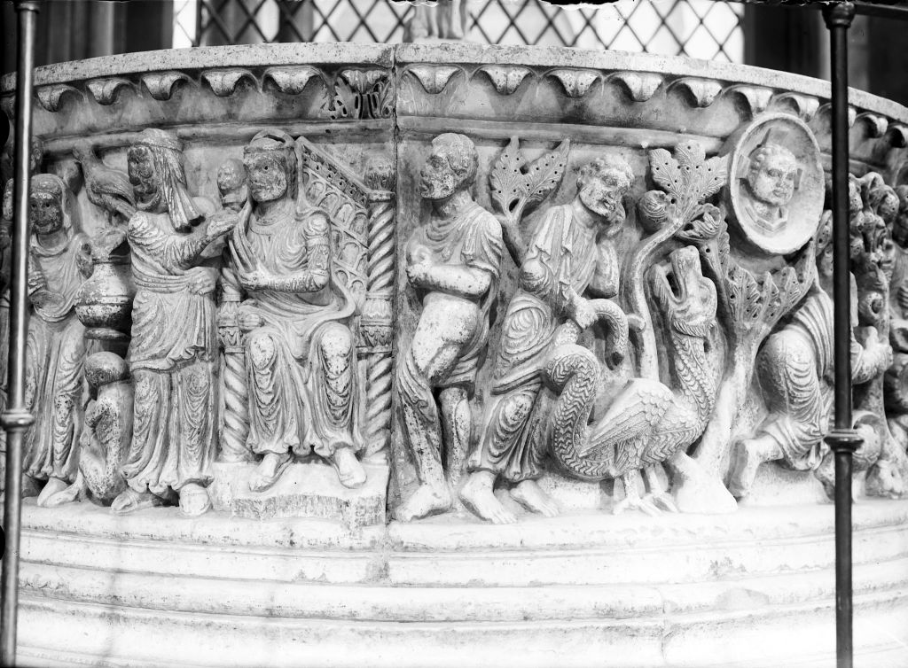 Lucca - Chiesa di S. Frediano - Fonte battesimale (negativo) di Anonimo (XIX/ XX)