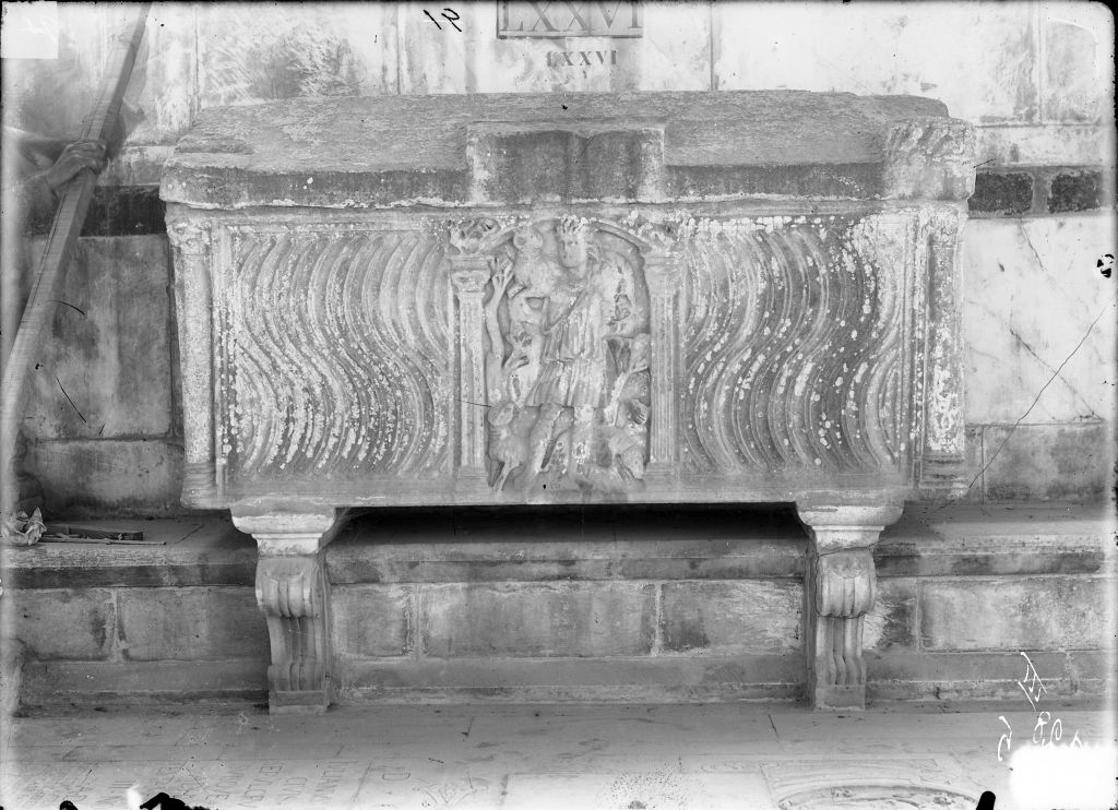 Pisa - Camposanto - Sarcofagi (negativo) di Anonimo (XIX/ XX)