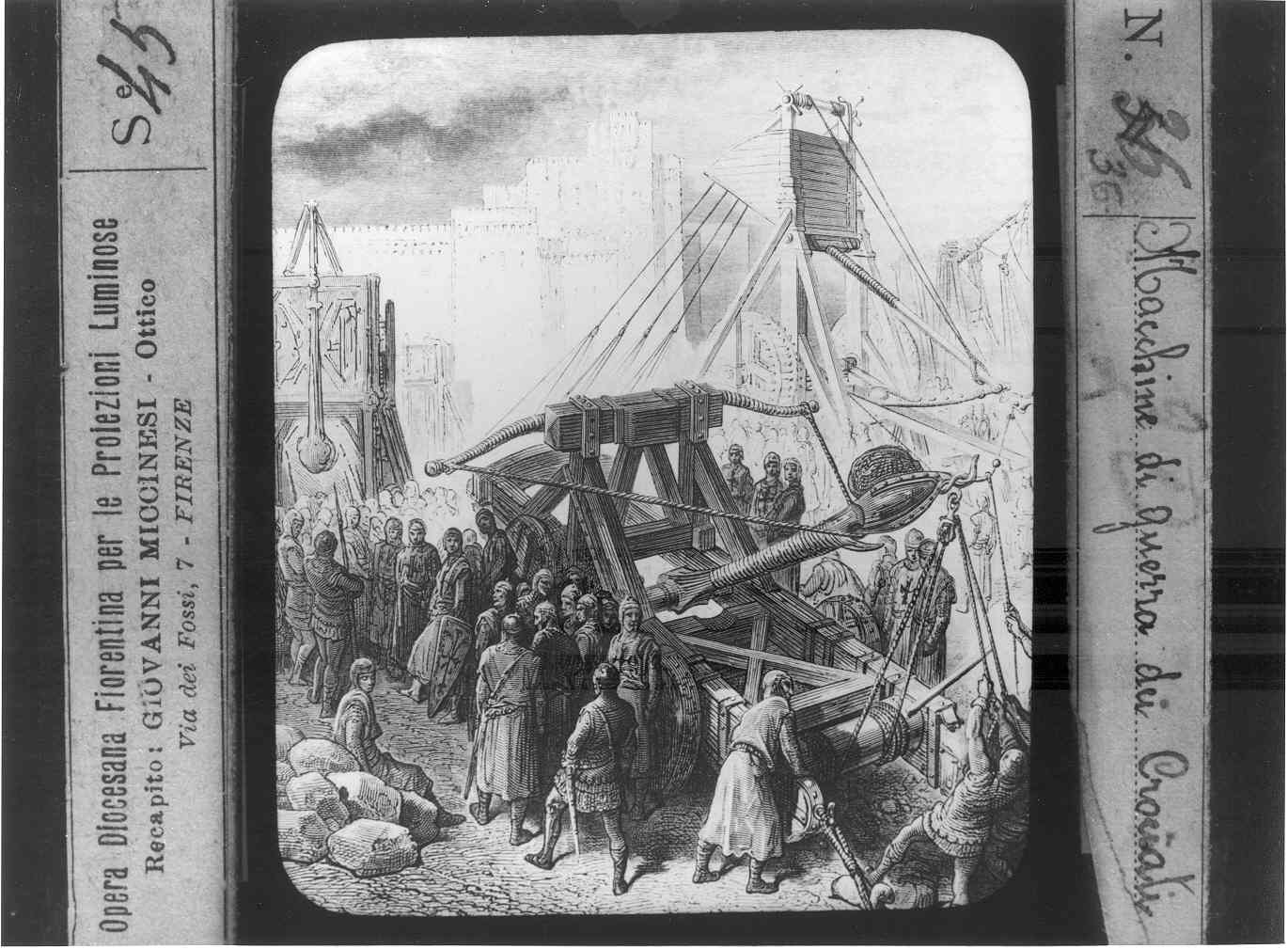 Riproduzione di un stampa illustrante uomini attorno ad una macchina da guerra (diapositiva) di Anonimo (XX)