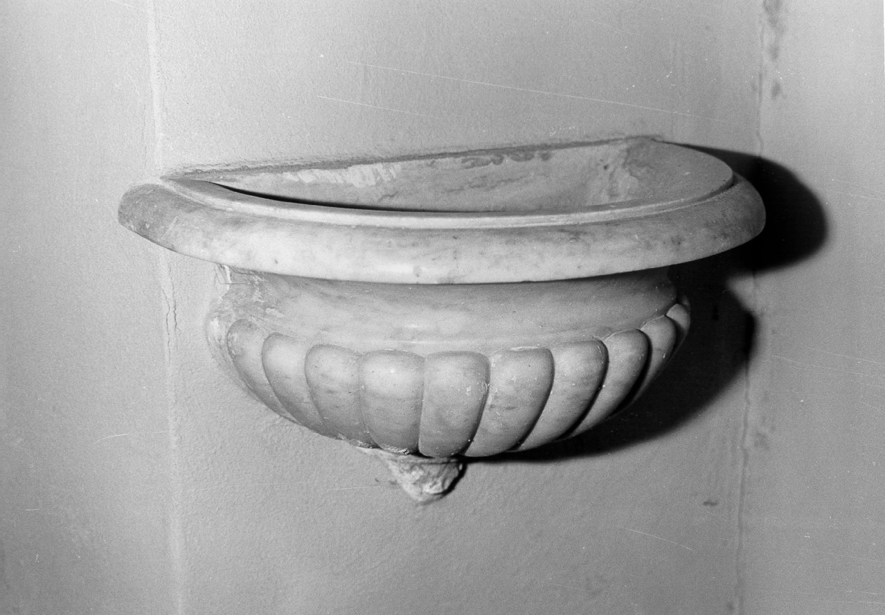 acquasantiera da parete - bottega apuana (fine/inizio secc. XVIII/ XIX)