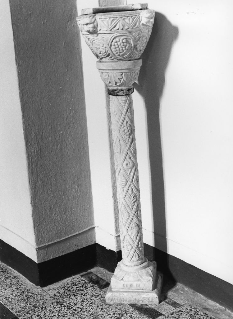 acquasantiera - a fusto - bottega apuana (sec. XVIII)