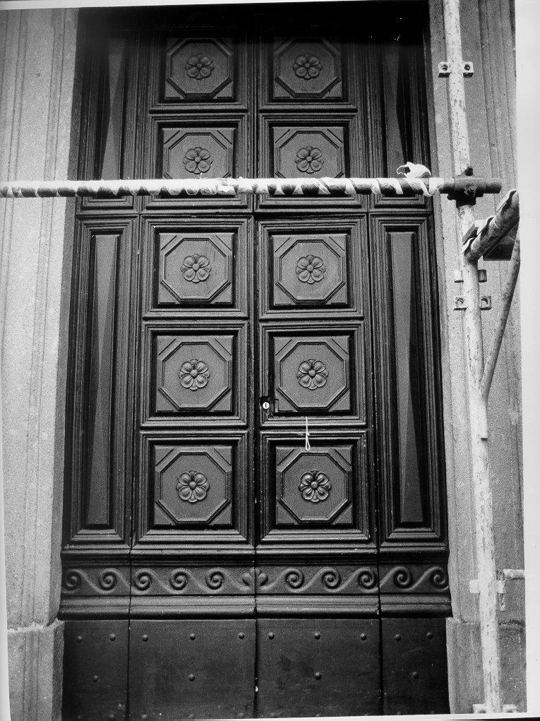 porta - a due battenti - ambito lunigianese (fine/inizio secc. XIX/ XX)