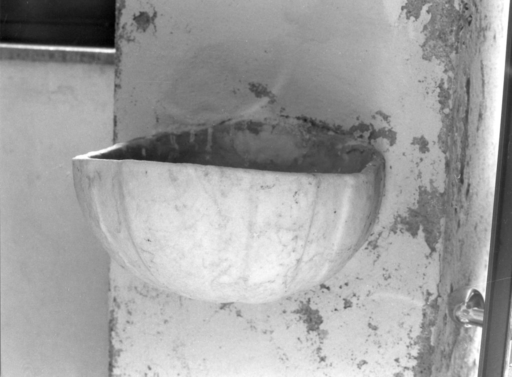 acquasantiera da parete - bottega apuana (sec. XVII)