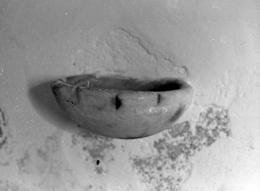 acquasantiera da parete - ambito apuoversiliese (sec. XIX)