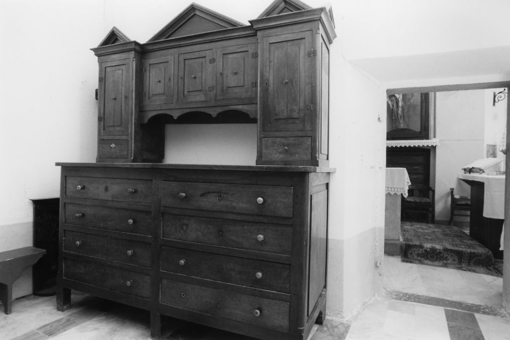 mobile da sacrestia con alzata - ambito lunigianese (fine/inizio secc. XIX/ XX)