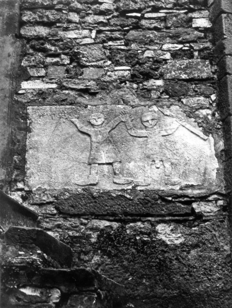 FIGURA MASCHILE E FIGURA FEMMINILE (lapide, frammento) - ambito lucchese (secc. VIII/ IX)