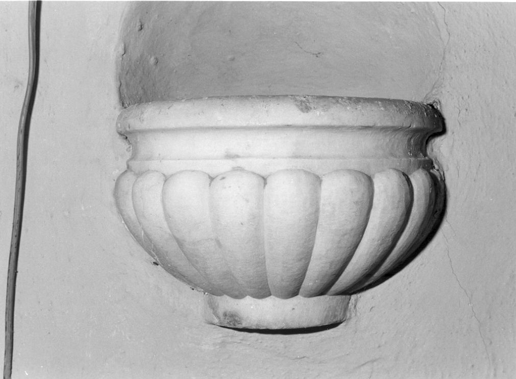 acquasantiera da parete - ambito lunigianese (secc. XVII/ XVIII)