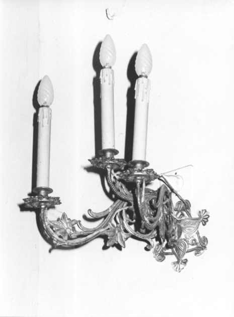 candeliere da parete, serie - ambito lucchese (secondo quarto sec. XX)
