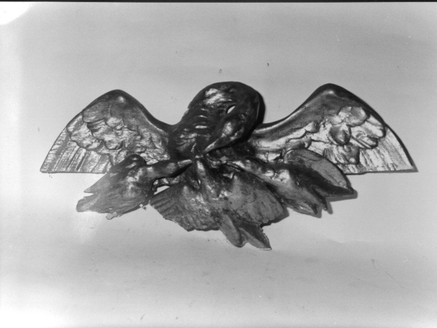 PELLICANO CHE IMBOCCA I PICCOLI NEL NIDO (rilievo, elemento d'insieme) - ambito lucchese (sec. XIX)