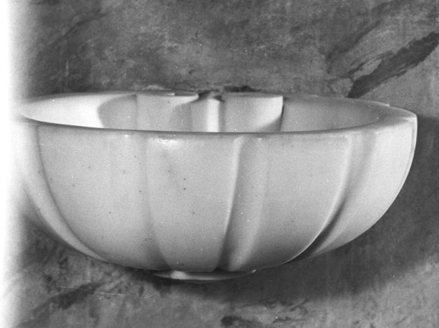 acquasantiera da parete, serie - bottega versiliese (inizio sec. XX)