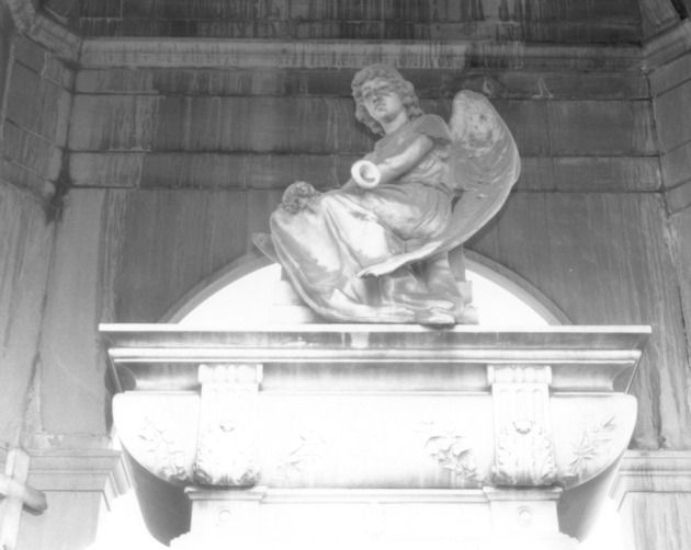 Angelo custode del sepolcro assiso su un sarcofago con tromba del giudizio e ghirlanda di fiori (statua) di Viner Carlo (sec. XIX)