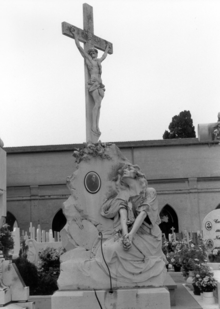 Cristo crocifisso con figura femminile dolente ai piedi della croce (gruppo scultoreo) di De Ranieri Ferruccio (sec. XX)