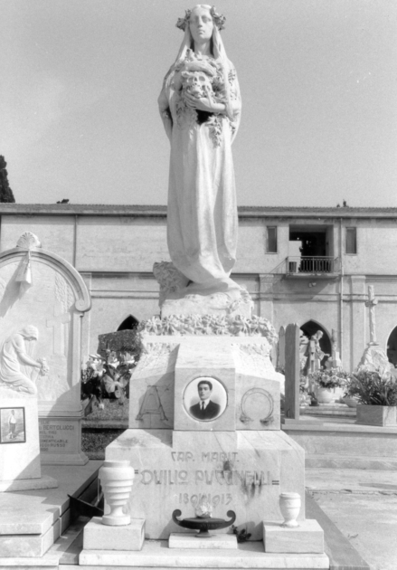 Figura allegorica femminile con gli occhi chiusi che si erge sul sarcofago a forma di croce stringendo nelle mani un teschio (monumento funebre) di De Ranieri Ferruccio (sec. XX)