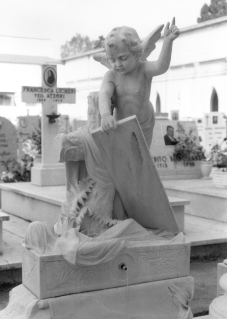 Angioletto che scoperchia un sarcofago e indica all'anima la via del cielo (gruppo scultoreo) - bottega apuo-versiliese (sec. XX)