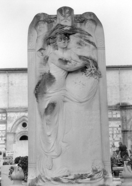 Figura allegorica femminile ad occhi chiusi il cui velo avvolge un teschio (stele funeraria) di De Ranieri Ferruccio (sec. XX)