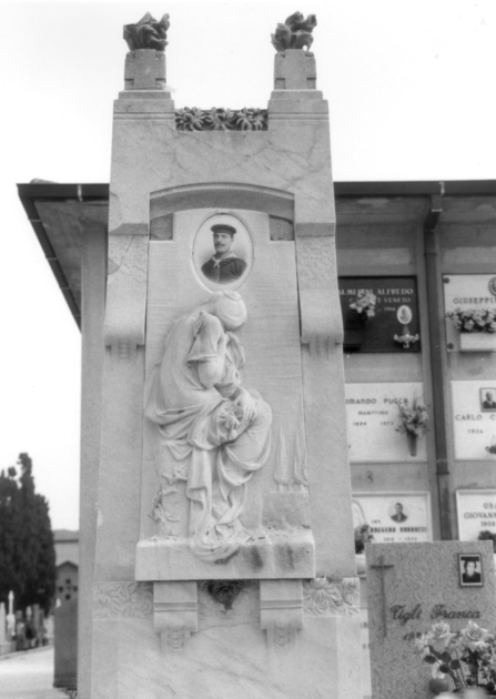 Figura allegorica femminile dolente di spalle con sullo sfondo un filare di cipressi (rilievo) di De Ranieri Ferruccio (sec. XX)