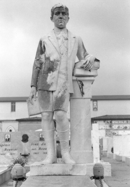 Ritratto a figura intera del fanciullo Giovanni Ghiselli appoggiato a una colonna con libri (statua) di Azzerlini Ubaldo (sec. XX)