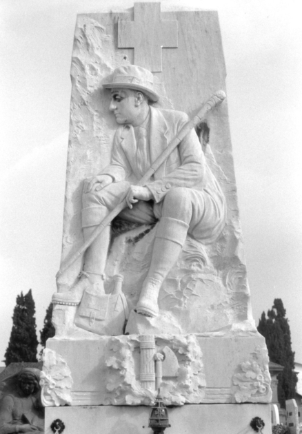 Ritratto a figura intera del giovane Vezio Parducci con simboli fascisti (stele funeraria) di Tavarelli Ciro (sec. XX)