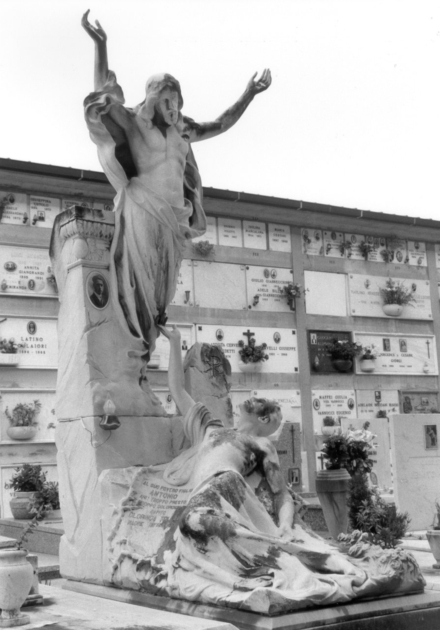 Cristo che accoglie in cielo un'anima (gruppo scultoreo) di Arrighini Luca (sec. XX)