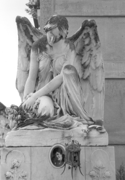 Angelo inginocchiato che sparge fiori sul sepolcro (statua) di Arrighini Luca (sec. XX)