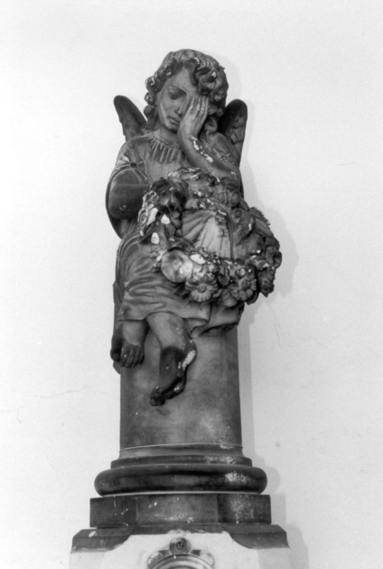 Angioletto dolente con ghirlanda assiso su una colonna spezzata (statua) - bottega apuo-versiliese (sec. XIX)