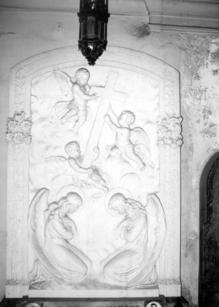 Coppia di angeli inginocchiati oranti e angioletti in volo sorreggenti la croce (stele) - bottega apuo-versiliese (sec. XX)