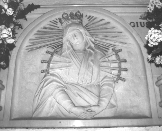 Madonna addolorata (o Madonna delle sette spade) (rilievo) di Barsanti Alfredo (sec. XX)