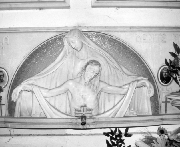 Pietà (rilievo) di Barsanti Alfredo (sec. XX)