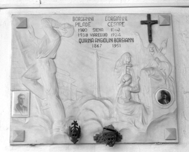 Scena raffigurante un uomo che cade da una scala e le tre Parche che recidono il filo della vita (rilievo) - bottega apuo-versiliese (sec. XX)