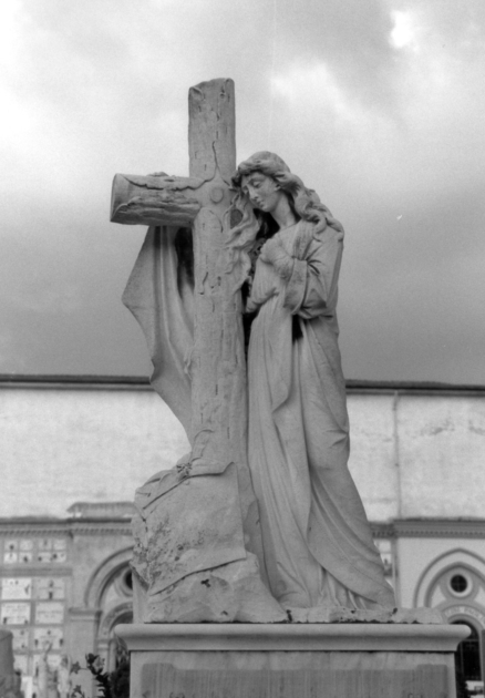 Figura allegorica femminile dolente abbracciata alla croce (statua) - bottega apuo-versiliese (sec. XX)