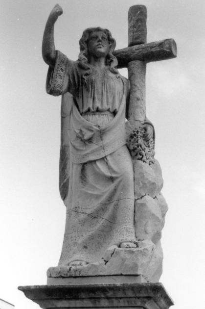 Angelo della resurrezione con ghirlanda abbracciato alla croce (statua) - bottega apuo-versiliese (sec. XX)