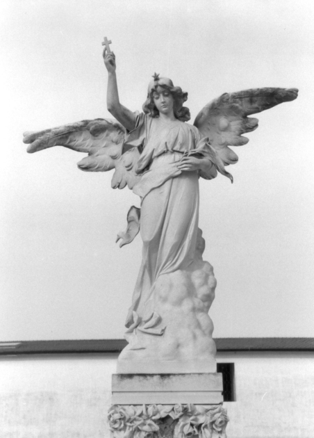 Angelo della resurrezione con piccola croce e fascia commemorativa (statua) - bottega apuo-versiliese (sec. XX)