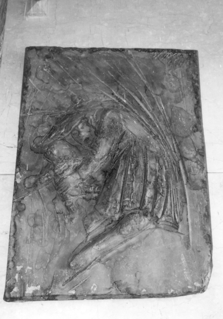 Giovane madre morente con un bambino tra le braccia (rilievo) di Galli Arnaldo (sec. XX)