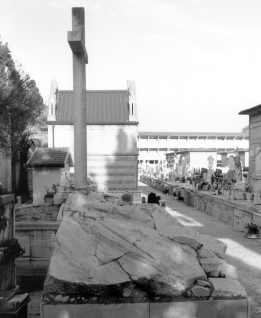 Giovane uomo precipitato in un dirupo aggrappato alla croce (monumento funebre) - bottega apuo-versiliese (sec. XX)