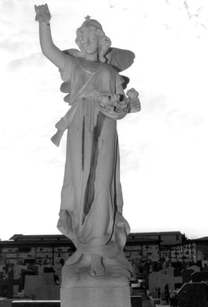 Angelo che getta fiori (statua) - bottega apuo-versiliese (sec. XX)