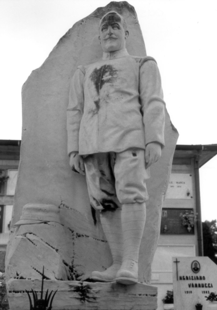 Ritratto a figura intera del soldato Pietro Lazzari (stele) - bottega apuo-versiliese (sec. XX)