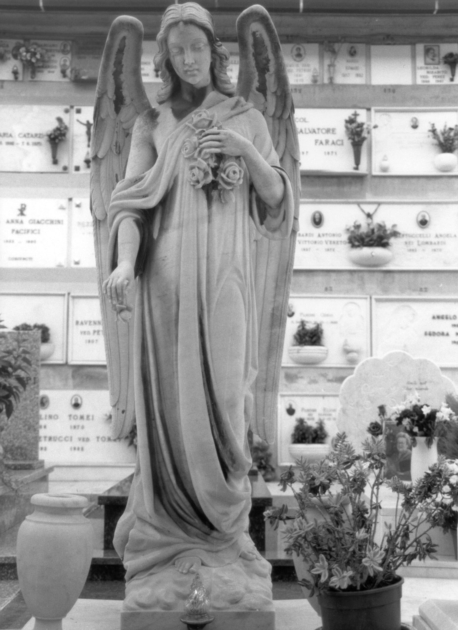 Angelo che getta fiori (statua) di Cacciatori (sec. XX)