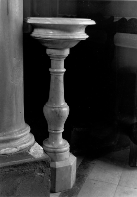 acquasantiera - a fusto - ambito apuano (inizio sec. XX)