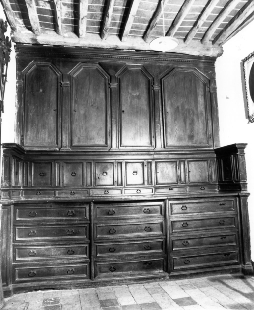 mobile da sacrestia con alzata - bottega toscana (sec. XVIII)