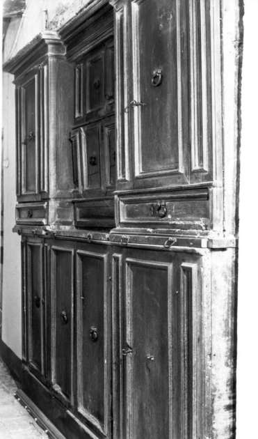 armadio - a muro - bottega toscana (inizio sec. XVIII)
