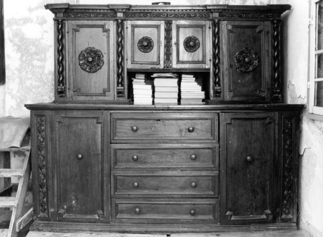 mobile da sacrestia con alzata - ambito garfagnino (secc. XVIII/ XIX)