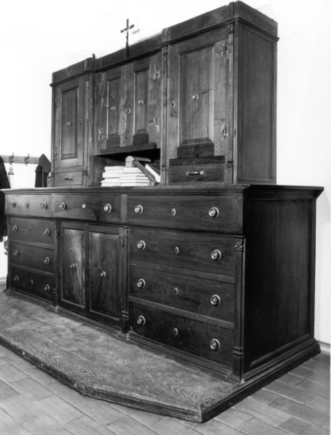 mobile da sacrestia con alzata - ambito garfagnino (sec. XIX)