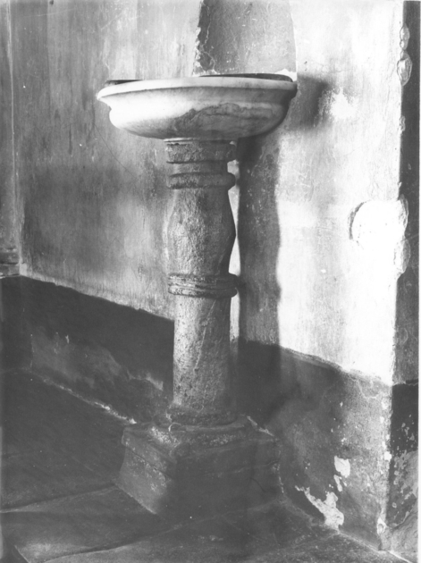 acquasantiera - a fusto - ambito apuoversiliese (secc. XV/ XVI)