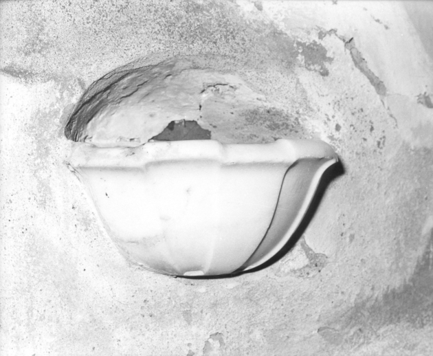 acquasantiera da parete - ambito garfagnino (sec. XVIII)