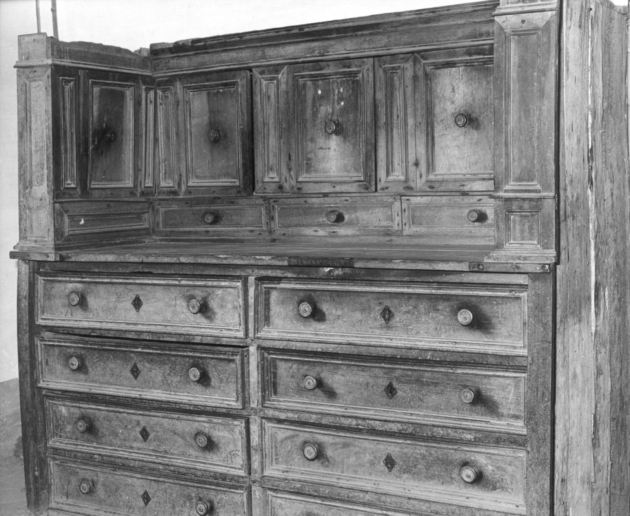 mobile da sacrestia con alzata - ambito garfagnino (sec. XVII)